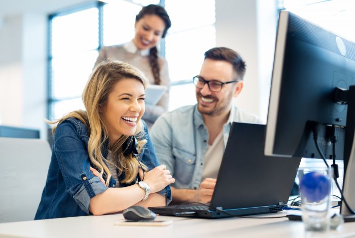 Collega's bekijken samen informatie op een computer.